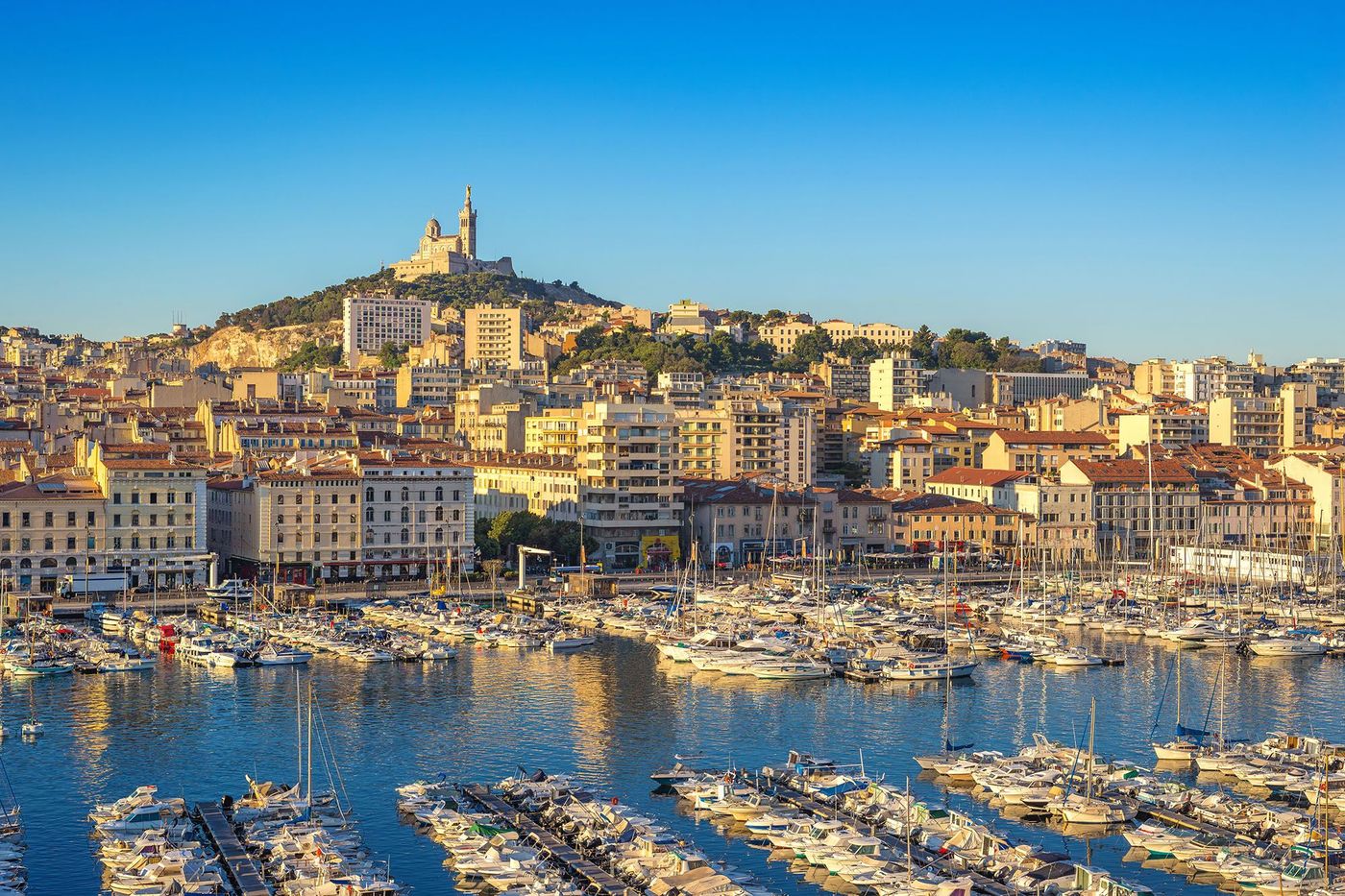 Vue du Vieux-Port de Marseille avec Notre-Dame de la Garde